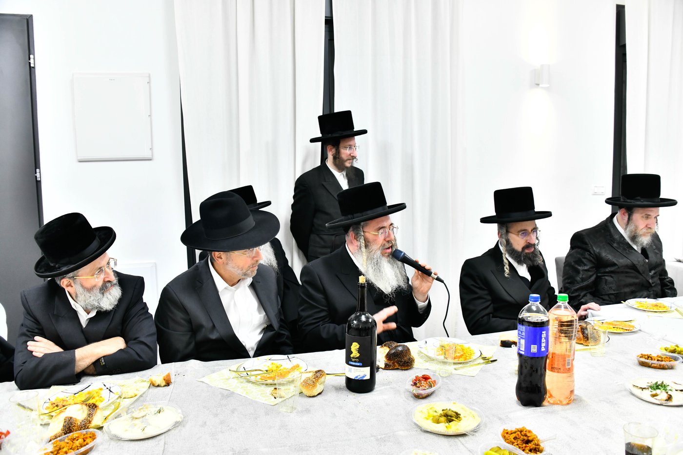 האדמו"ר מויז'ניץ בסעודת הודאה ז' אדר