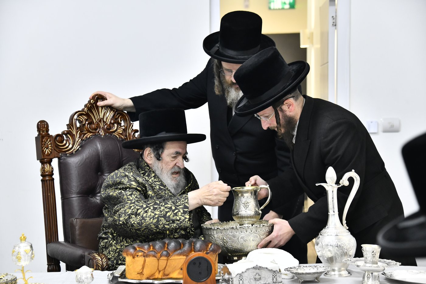 האדמו"ר מויז'ניץ בסעודת הודאה ז' אדר