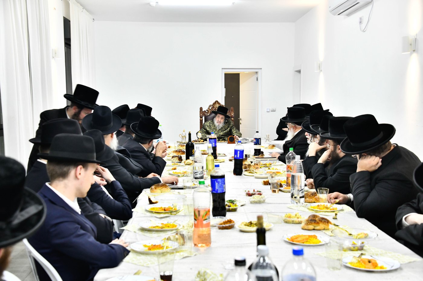 האדמו"ר מויז'ניץ בסעודת הודאה ז' אדר