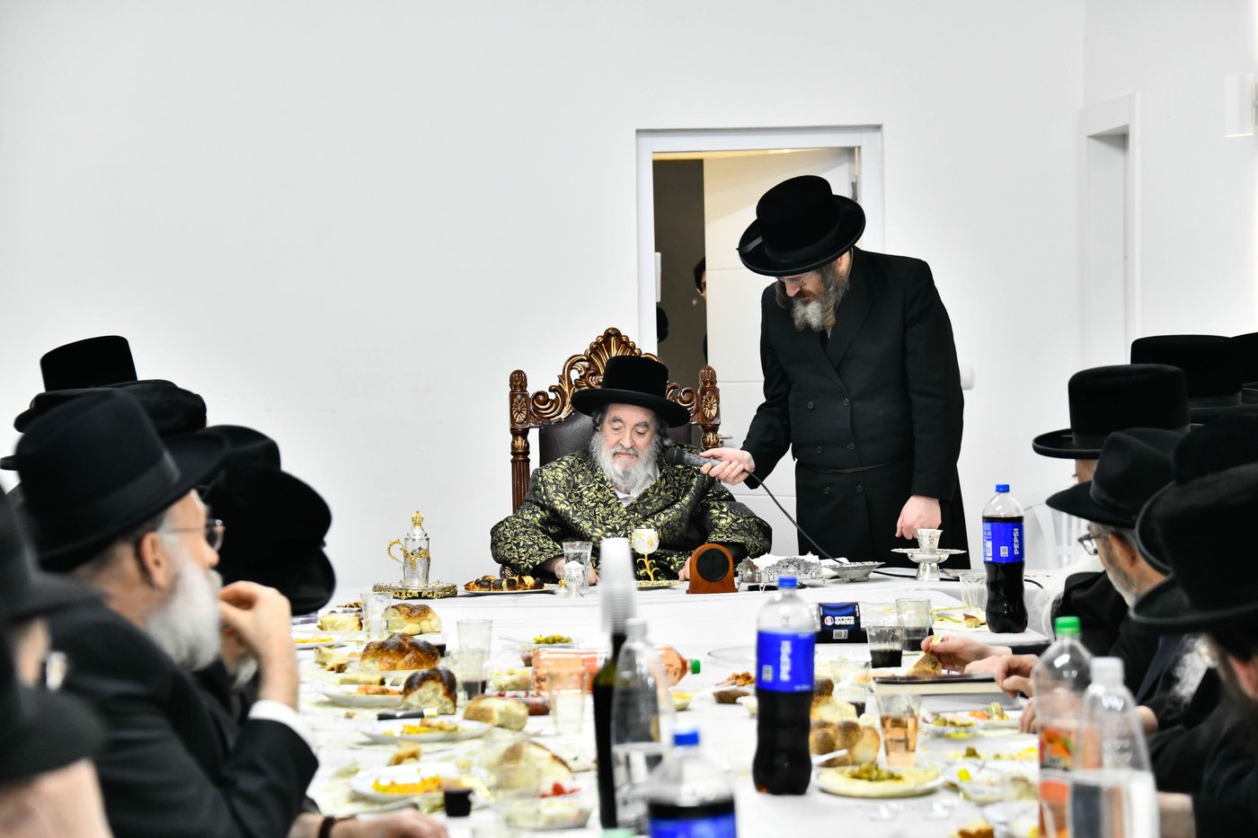 האדמו"ר מויז'ניץ בסעודת הודאה ז' אדר