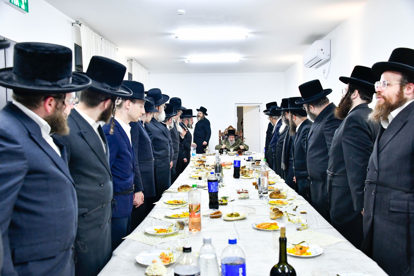 האדמו"ר מויז'ניץ בסעודת הודאה ז' אדר