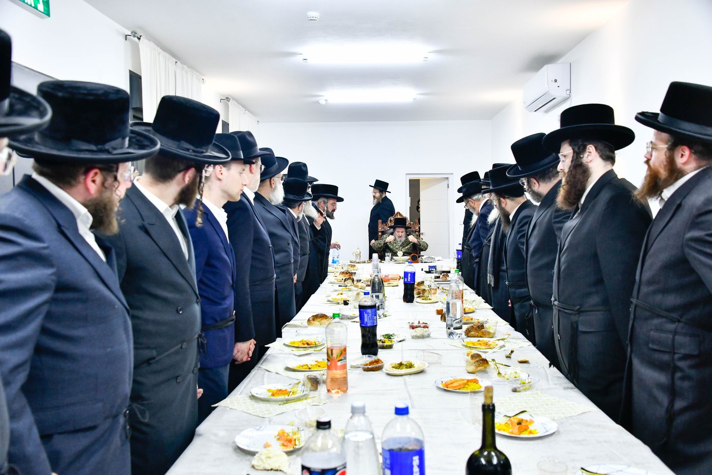 האדמו"ר מויז'ניץ בסעודת הודאה ז' אדר