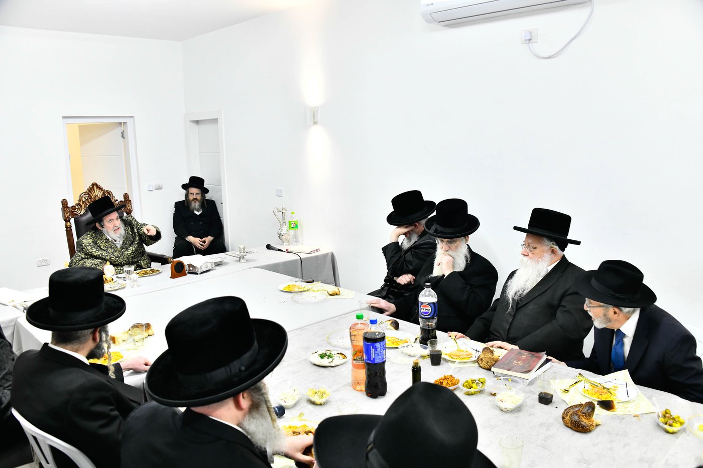 האדמו"ר מויז'ניץ בסעודת הודאה ז' אדר