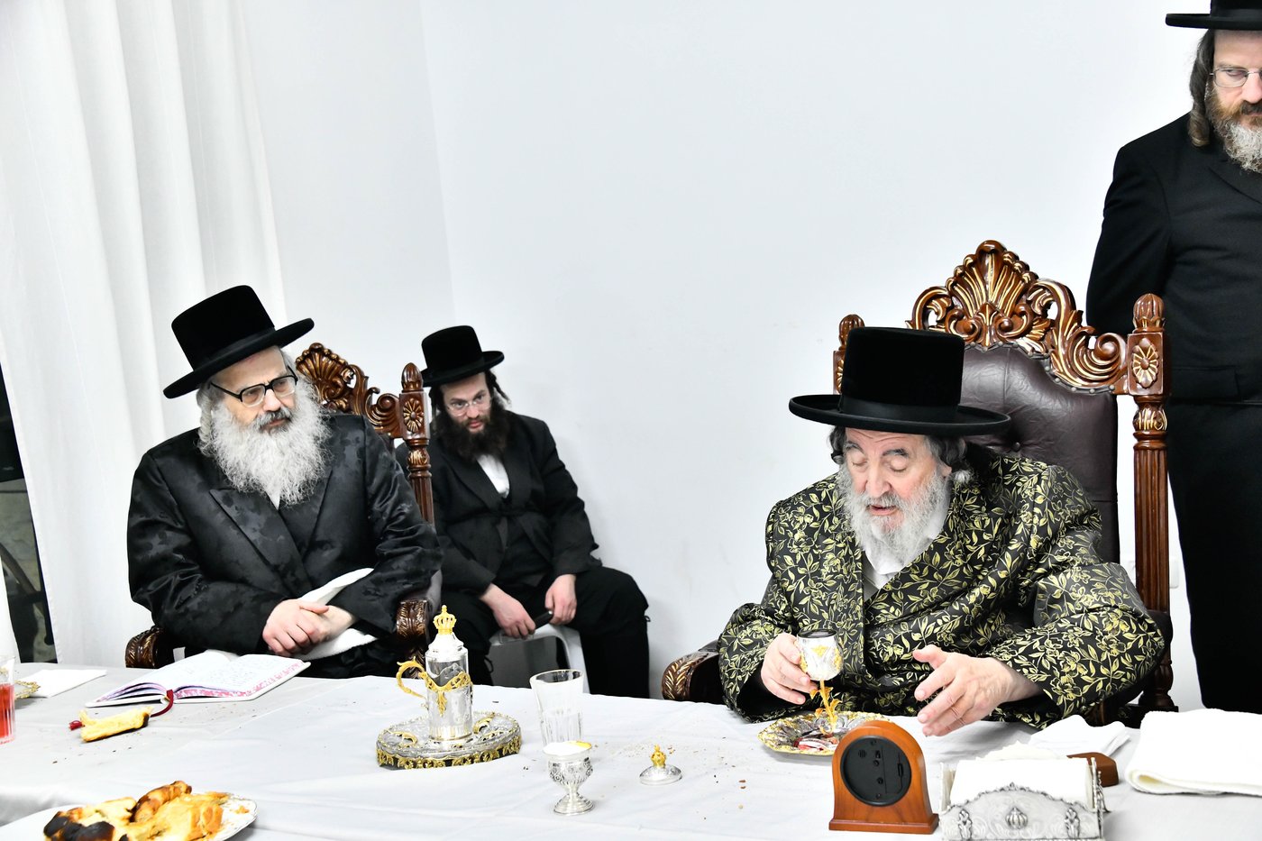 האדמו"ר מויז'ניץ בסעודת הודאה ז' אדר