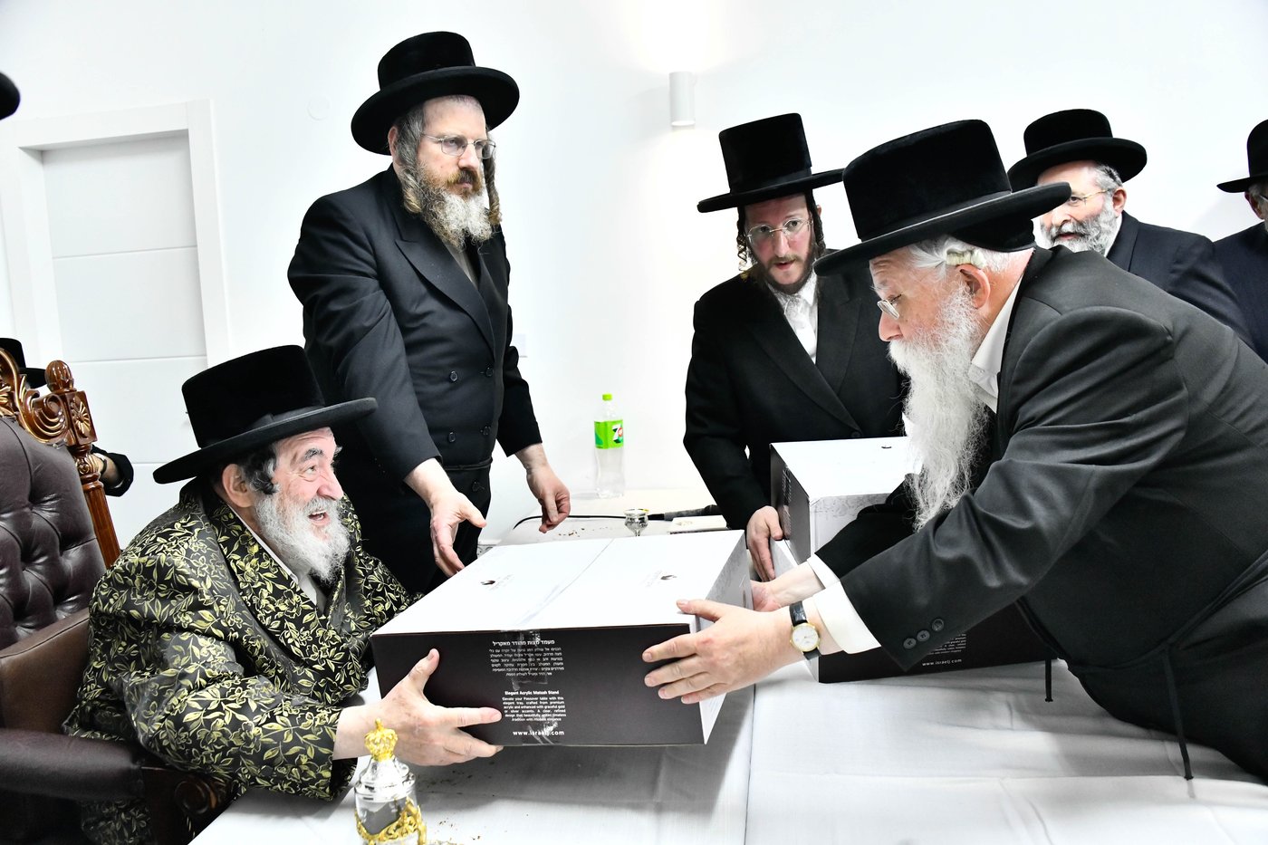 האדמו"ר מויז'ניץ בסעודת הודאה ז' אדר