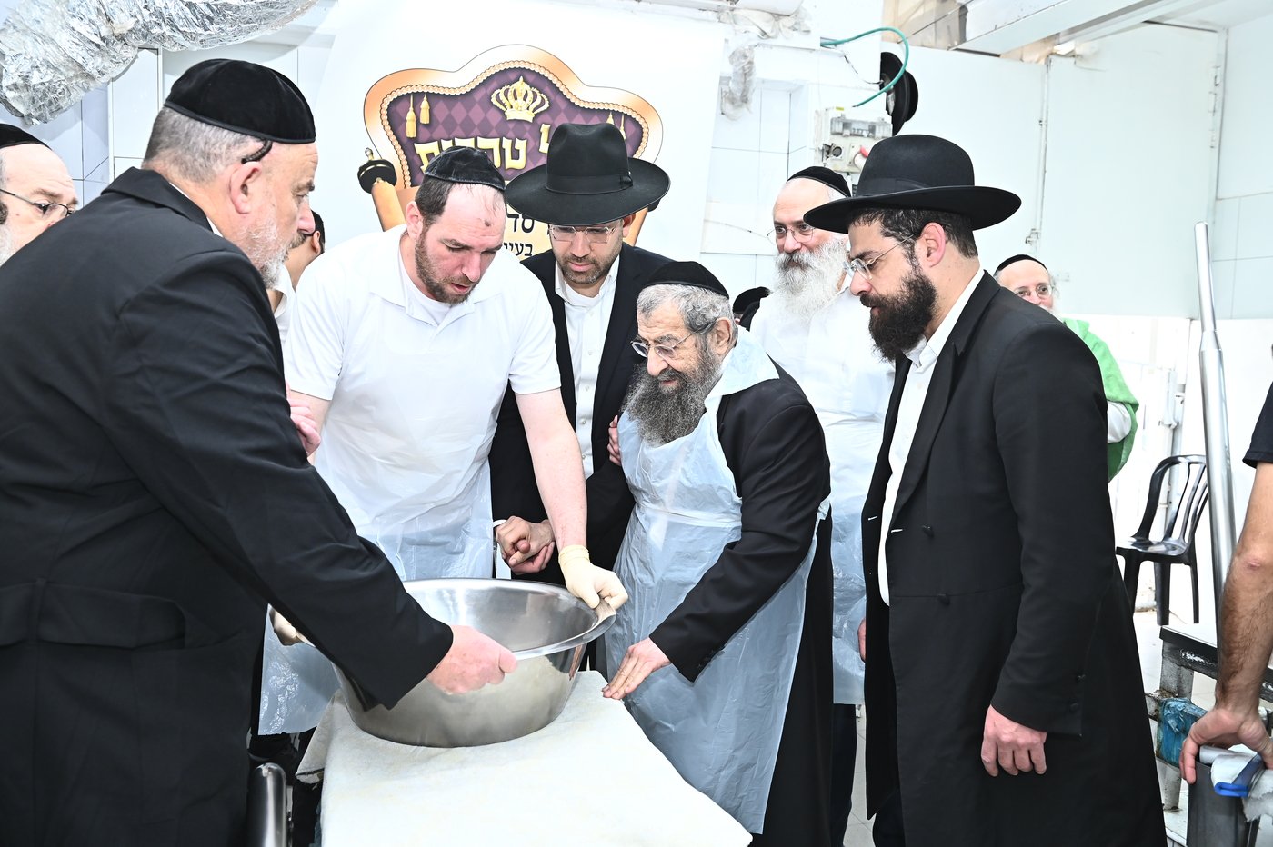 הגר"מ בן שמעון באפיית מצות