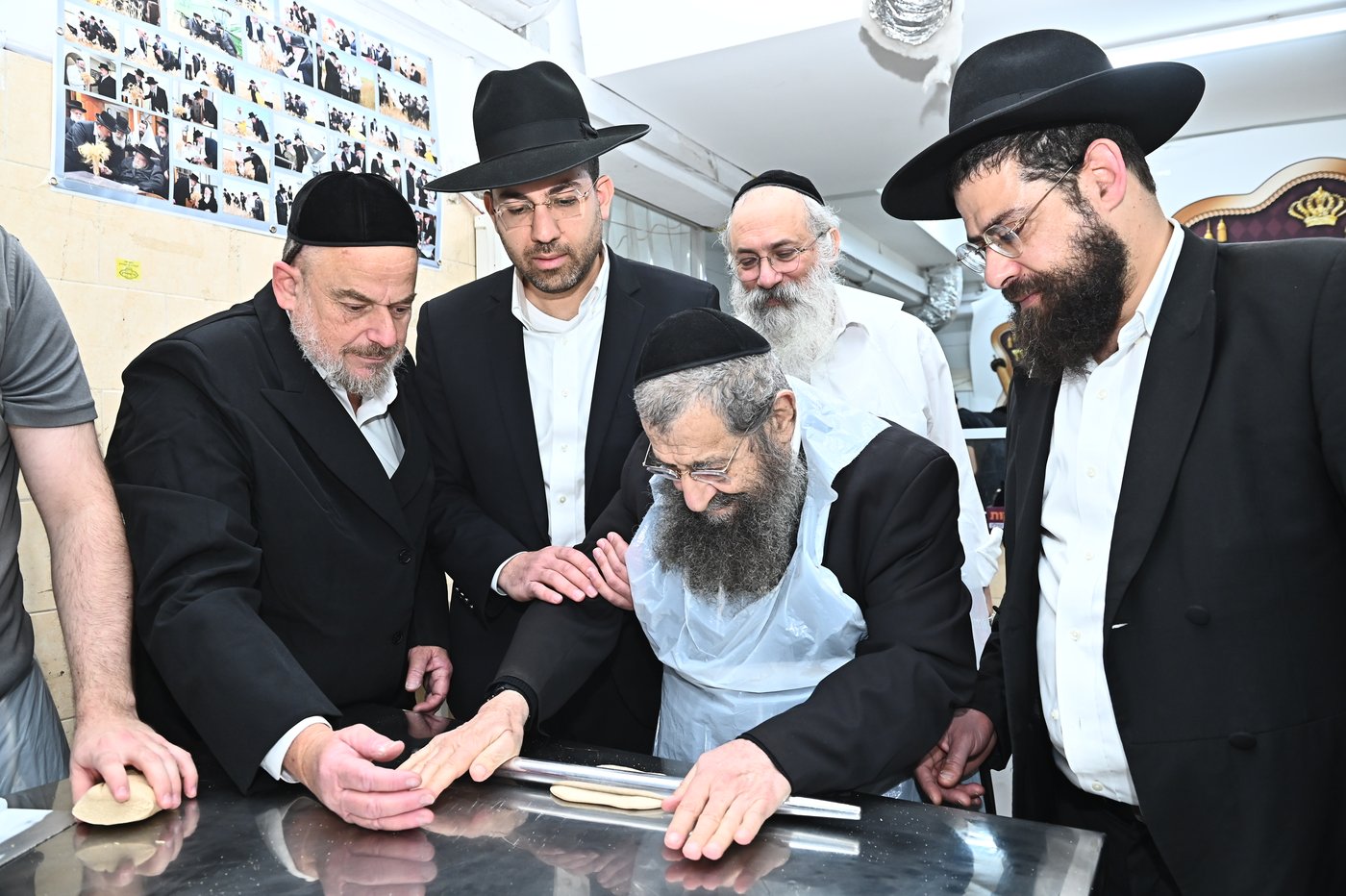 הגר"מ בן שמעון באפיית מצות