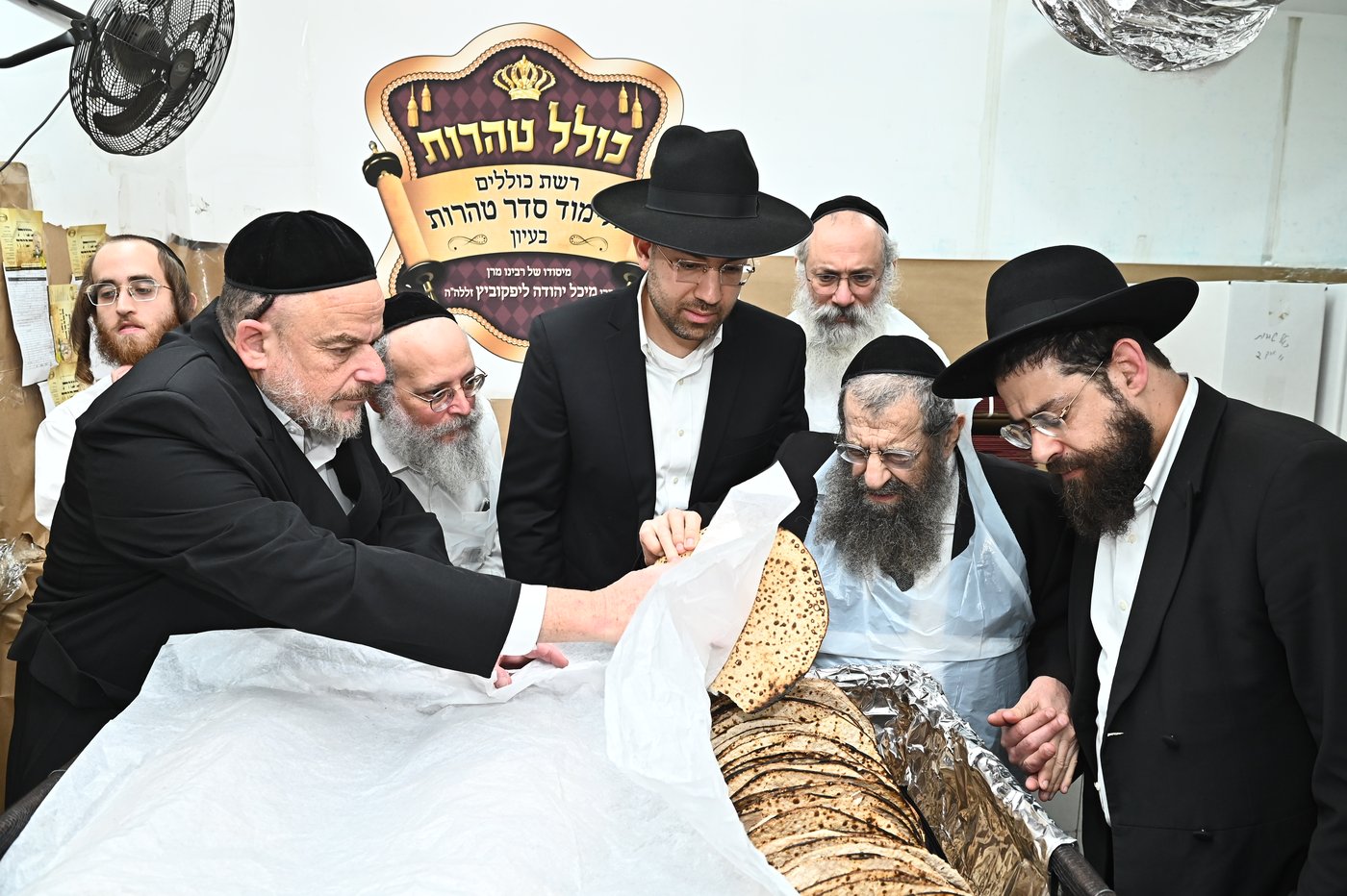 הגר"מ בן שמעון באפיית מצות