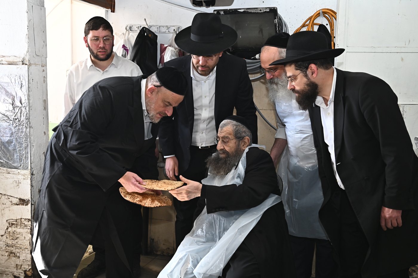 הגר"מ בן שמעון באפיית מצות