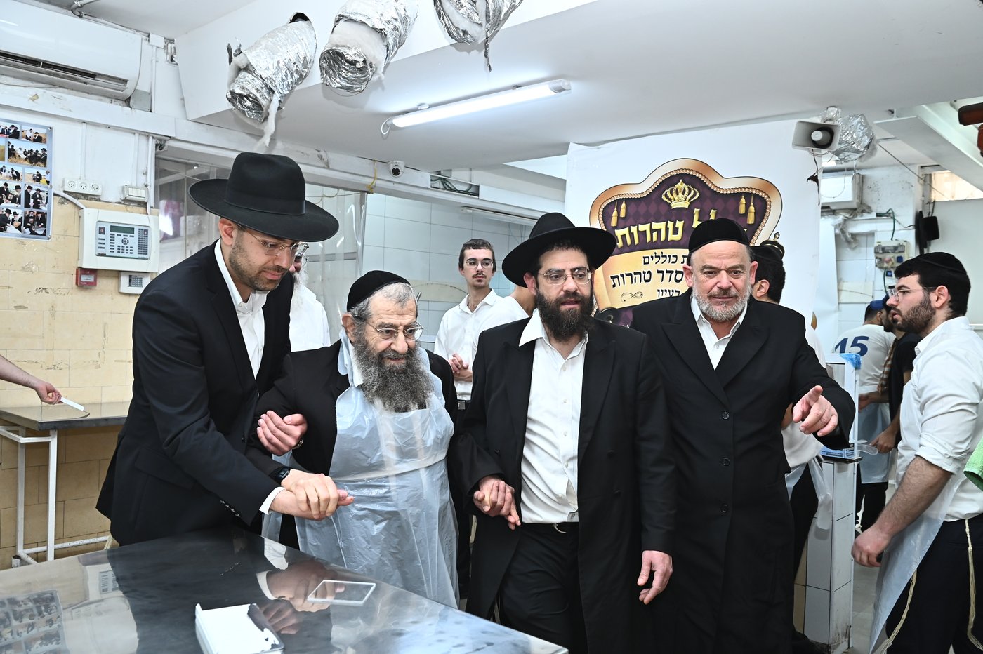 הגר"מ בן שמעון באפיית מצות