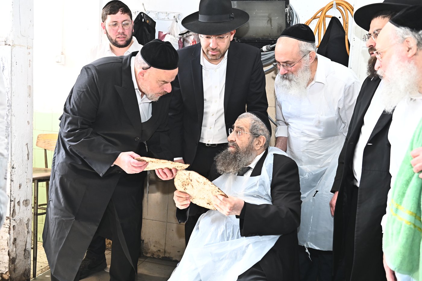 הגר"מ בן שמעון באפיית מצות