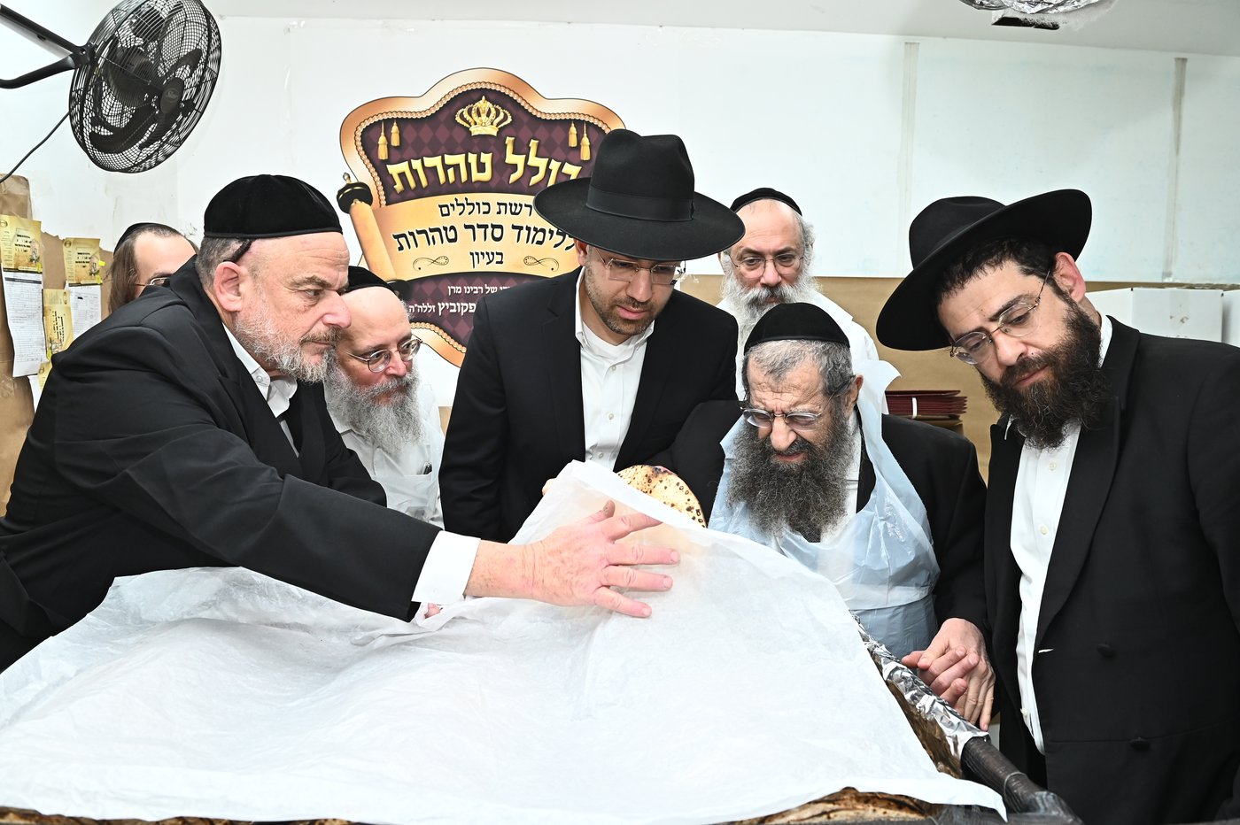 הגר"מ בן שמעון באפיית מצות