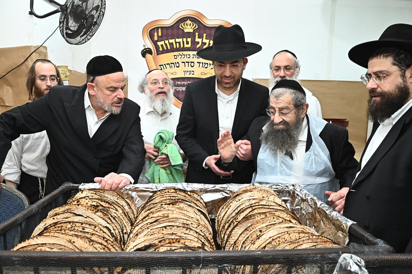 הגר"מ בן שמעון באפיית מצות