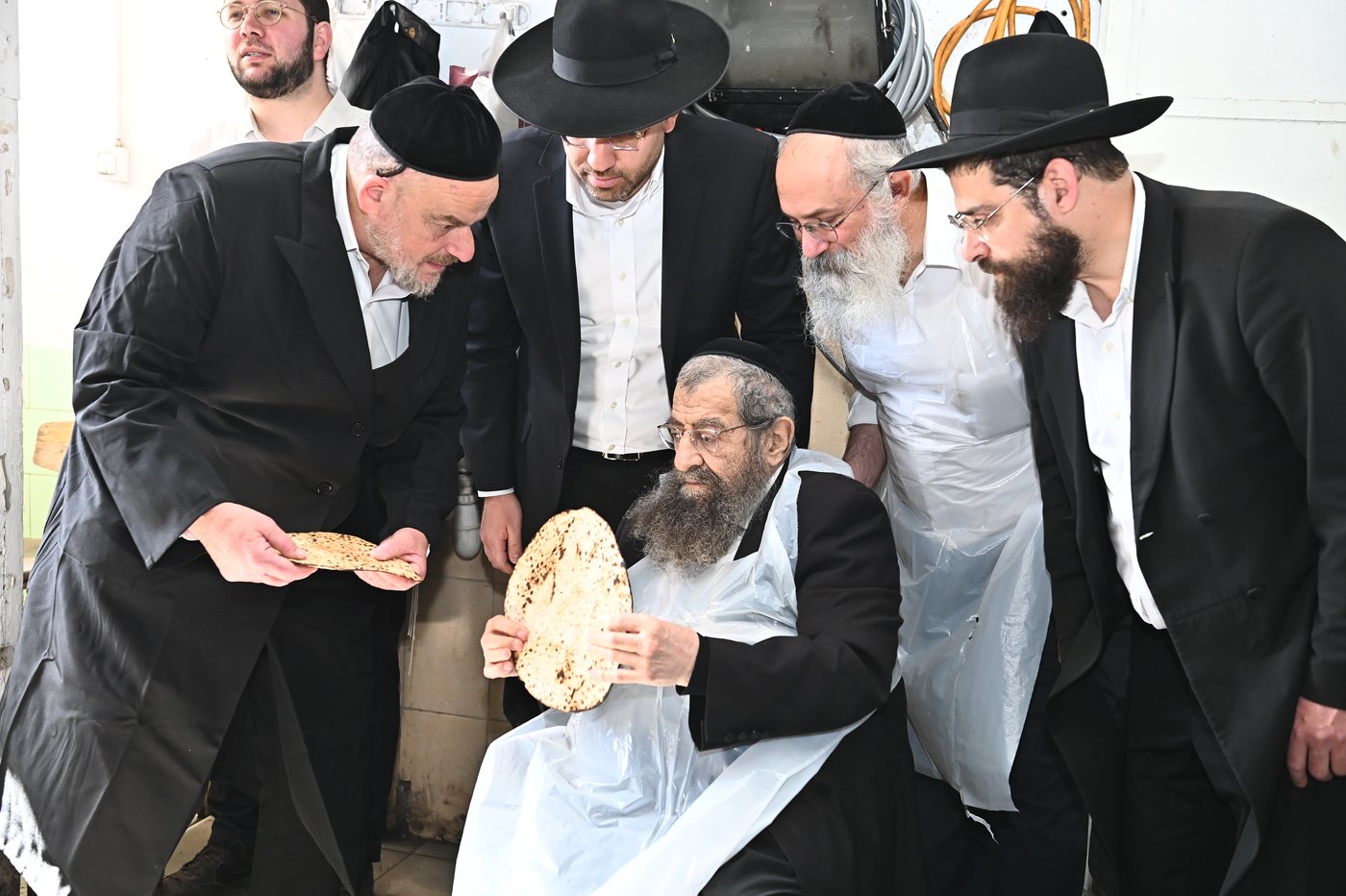 הגר"מ בן שמעון באפיית מצות