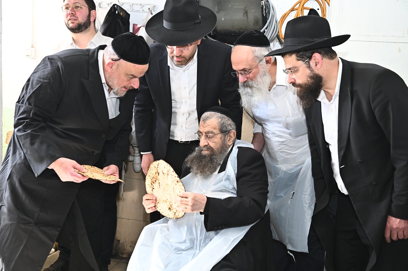 הגר"מ בן שמעון באפיית מצות