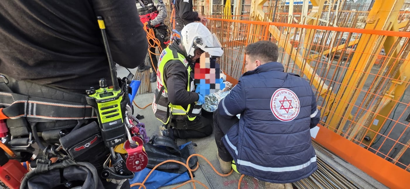 כוחות מד"א מטפלים בנפגע
