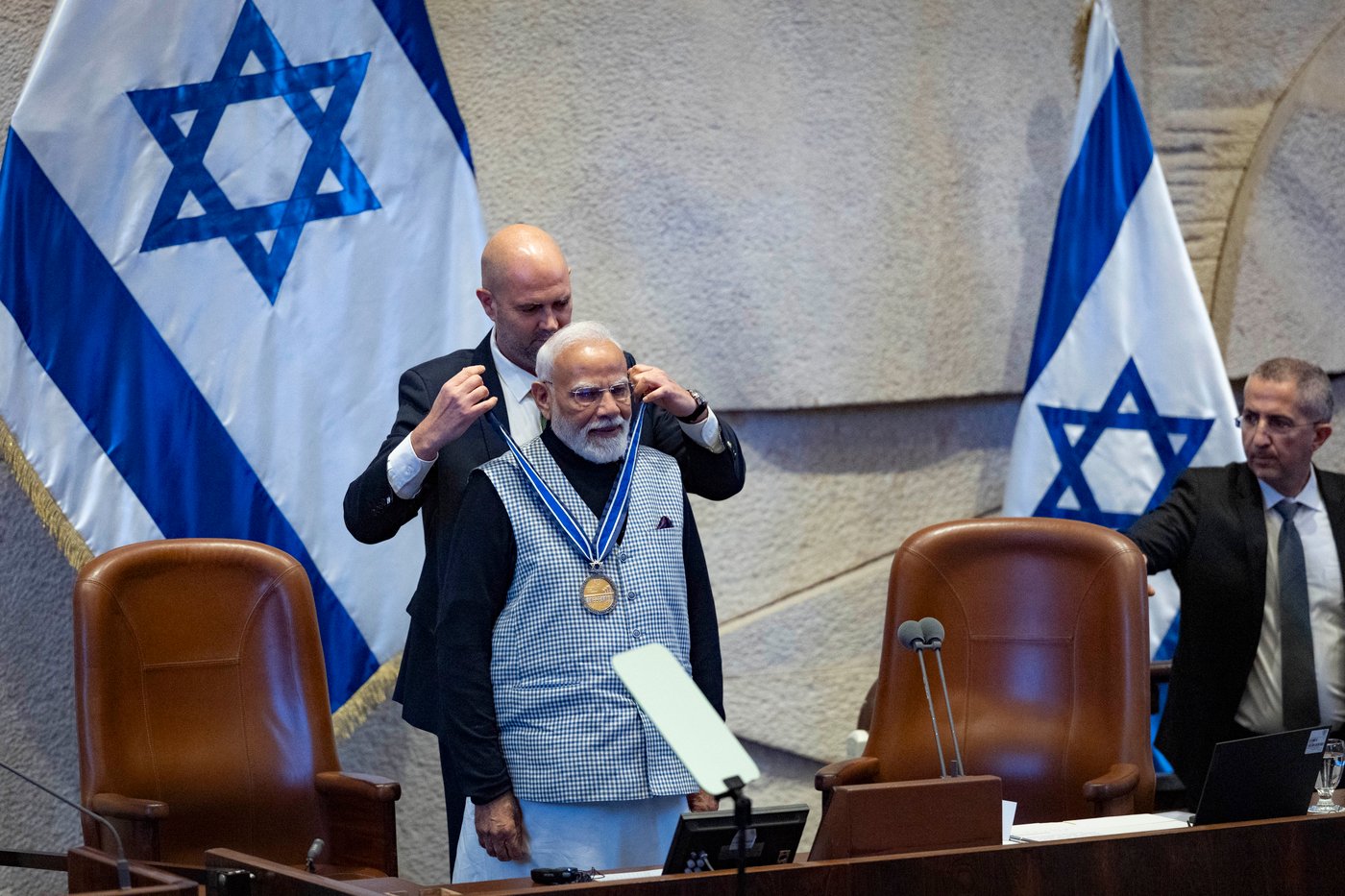 מודי מקבל את המדליה המיוחדת מאמיר אוחנה