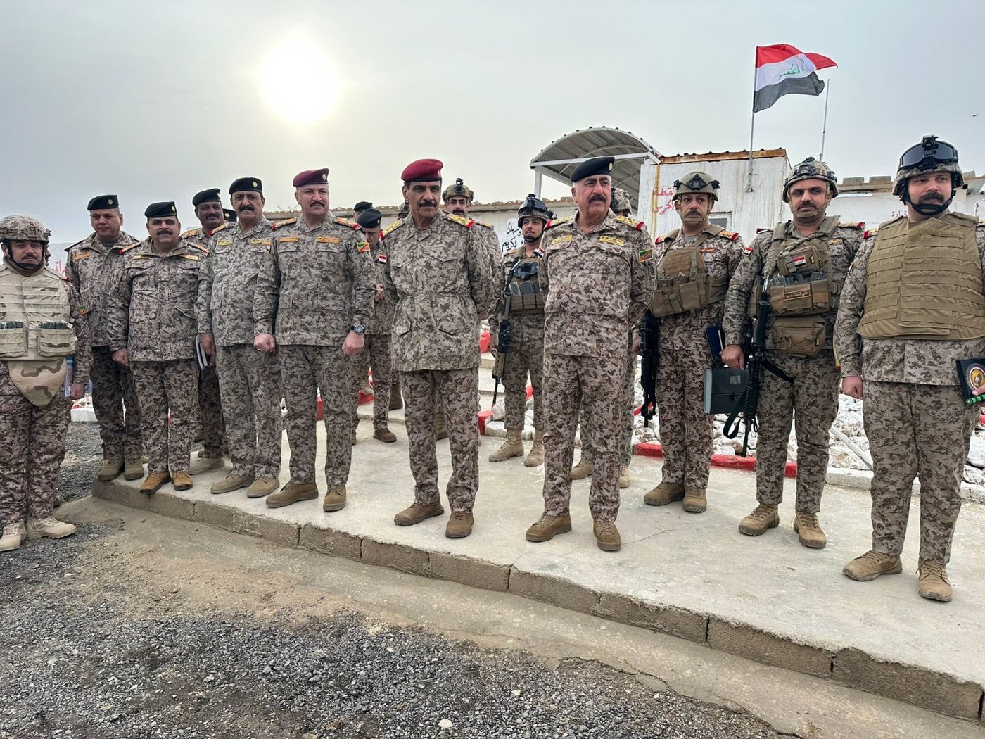 ראש מטה הצבא העיראקי, בליווי משלחת צבאית בכירה