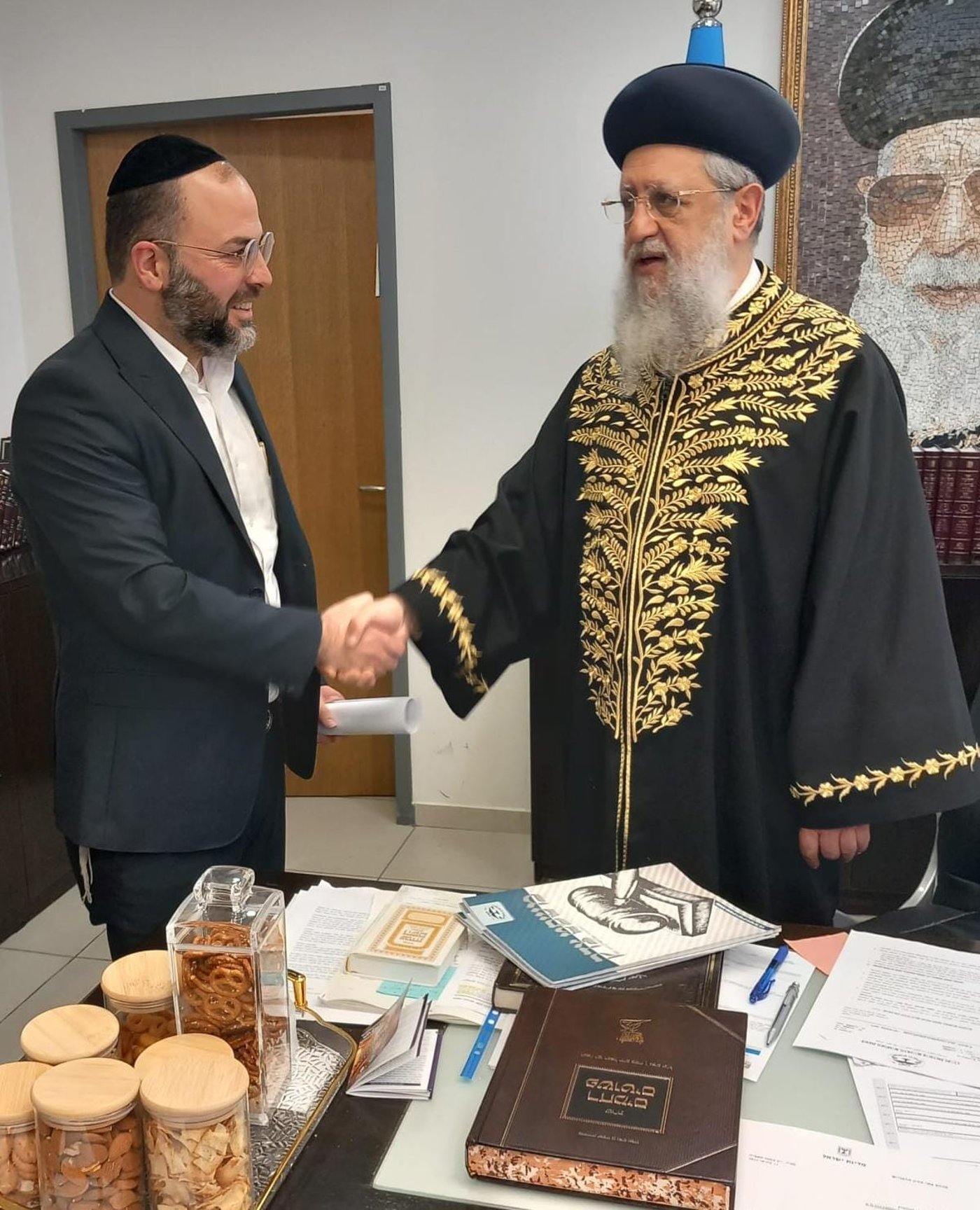 טוען רבני ומשפטן עקיבא נאמן עם הראשל"צ הגר"ד יוסף