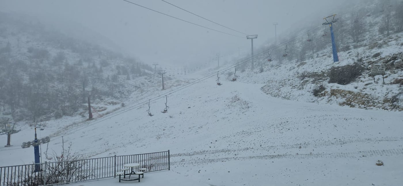 בוקר לבן על הר החרמון: כ-5 ס״מ של שלג נערמו במהלך הלילה