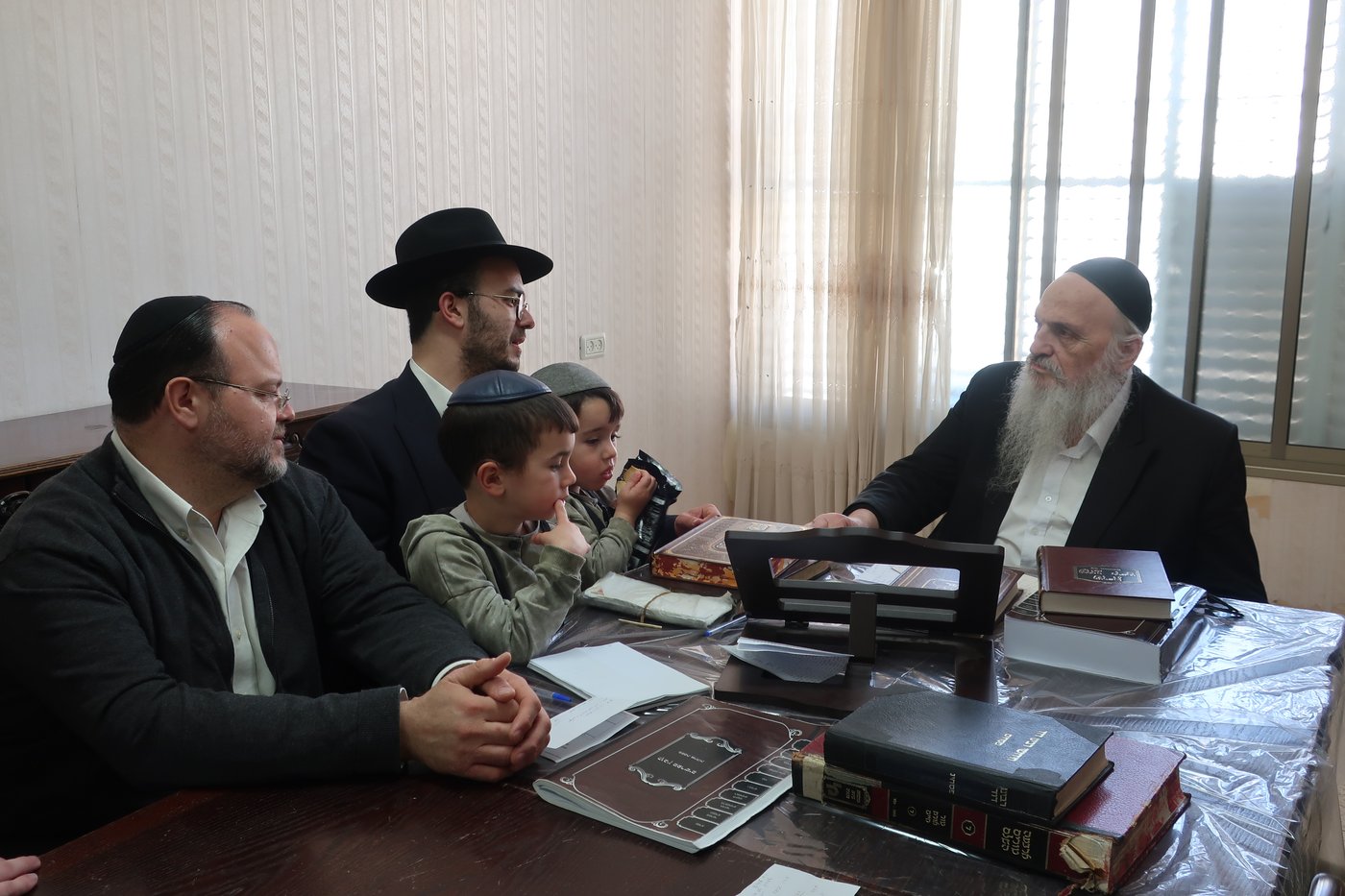 האברך דניאל פינטו בבתי גדולי ישראל