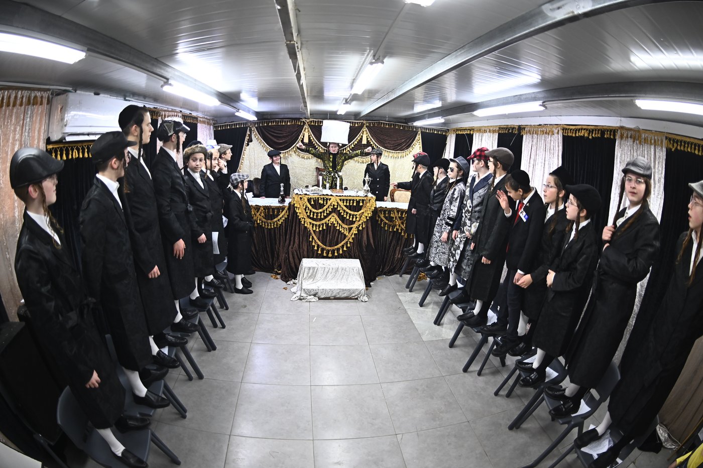 ילדי בעלזא בבני ברק במסיבות פורים