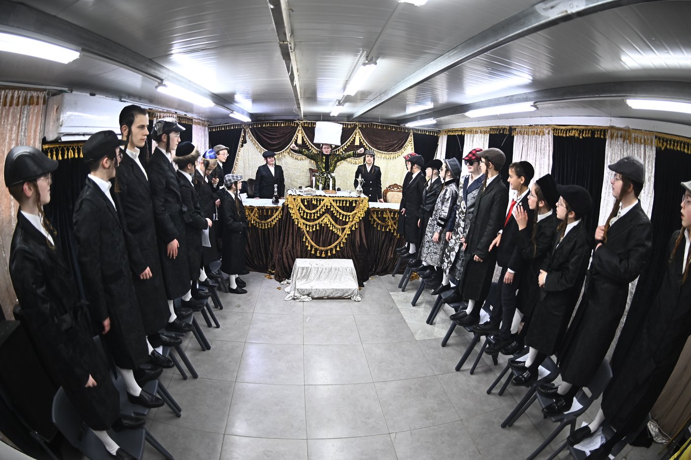 ילדי בעלזא בבני ברק במסיבות פורים