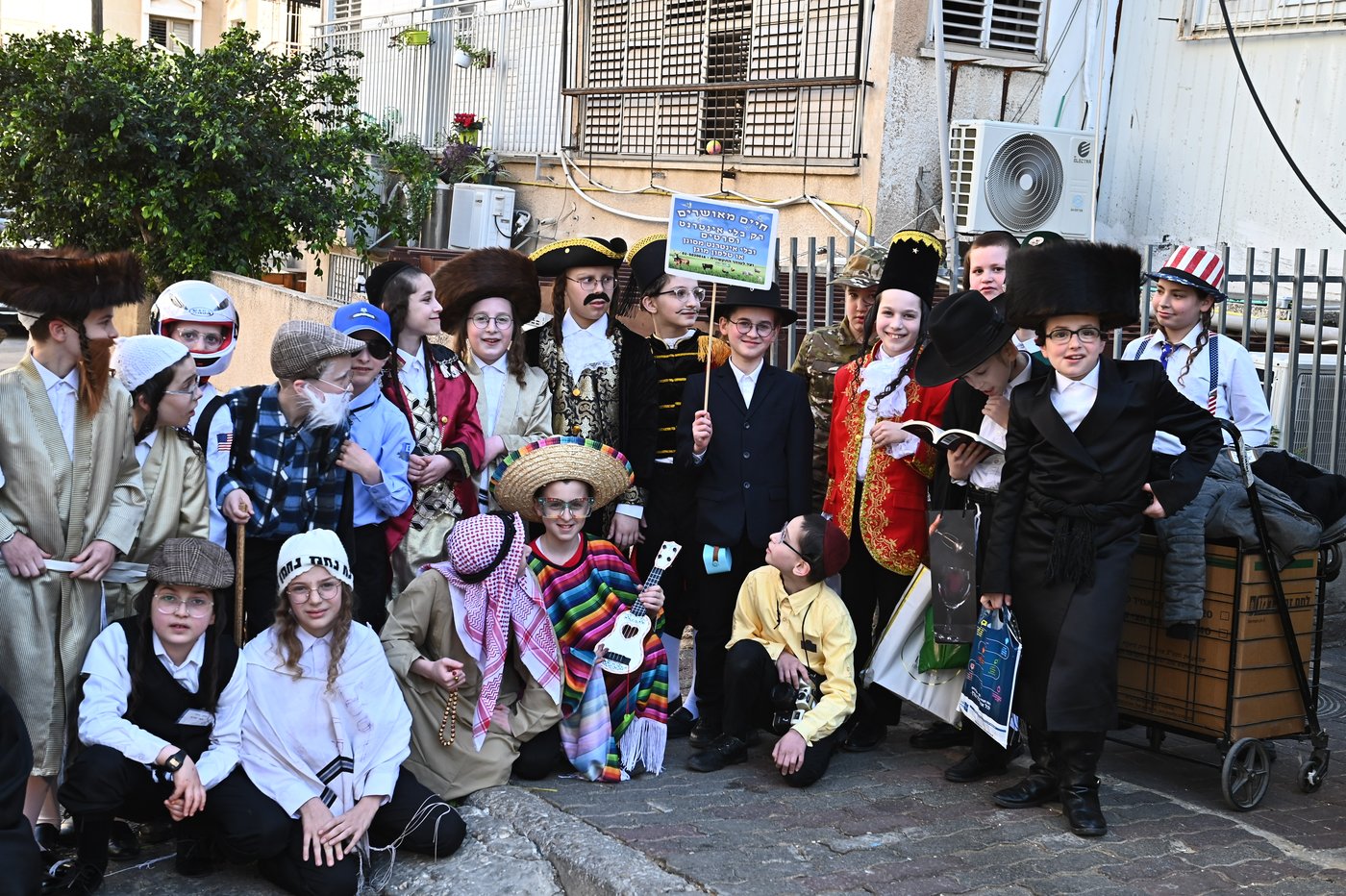 ילדי בעלזא בבני ברק במסיבות פורים