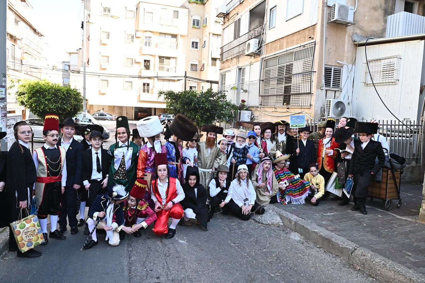 ילדי בעלזא בבני ברק במסיבות פורים