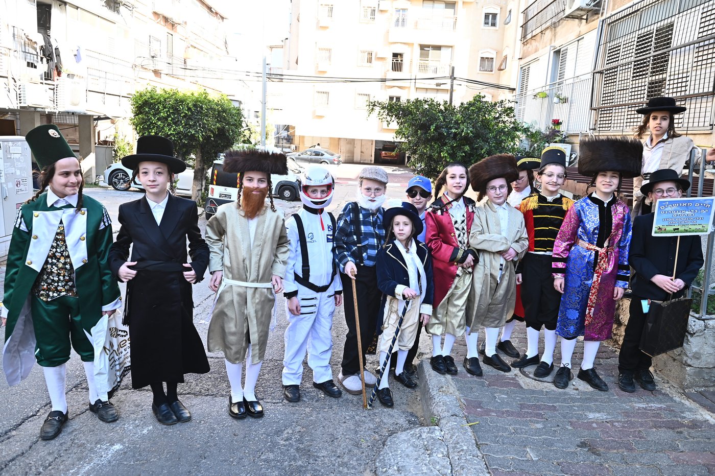 ילדי בעלזא בבני ברק במסיבות פורים