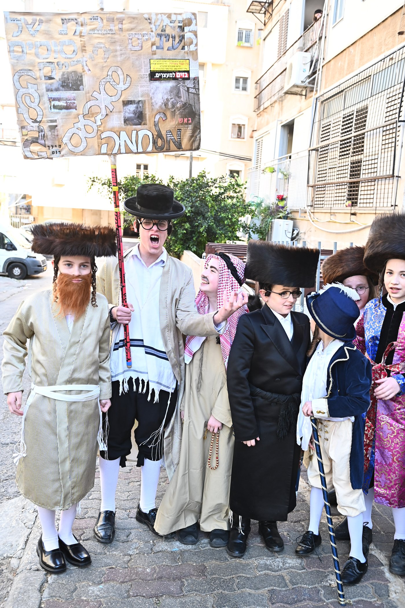 ילדי בעלזא בבני ברק במסיבות פורים