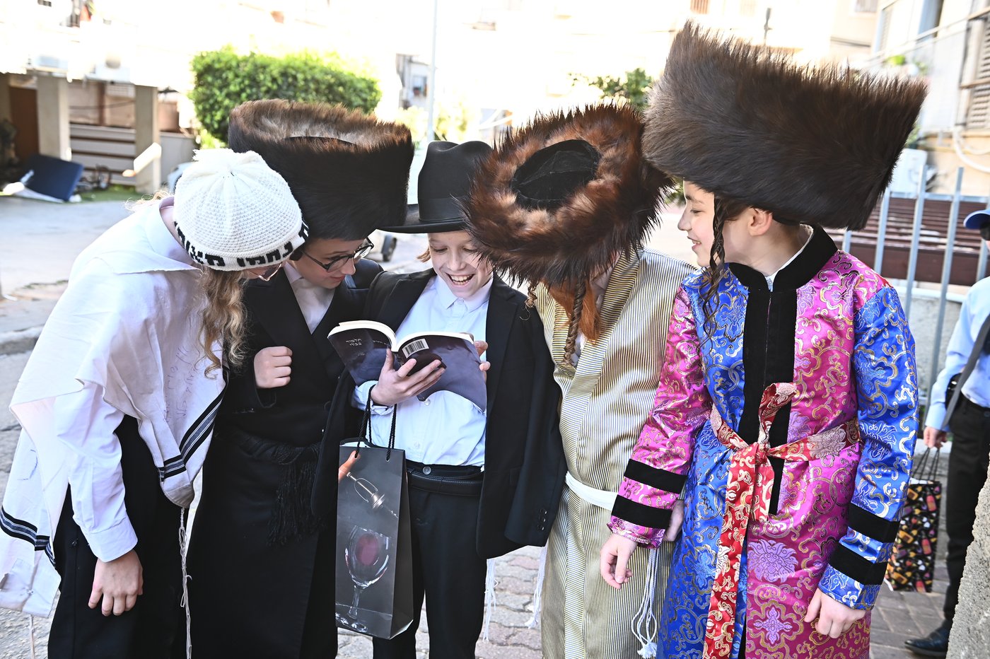 ילדי בעלזא בבני ברק במסיבות פורים
