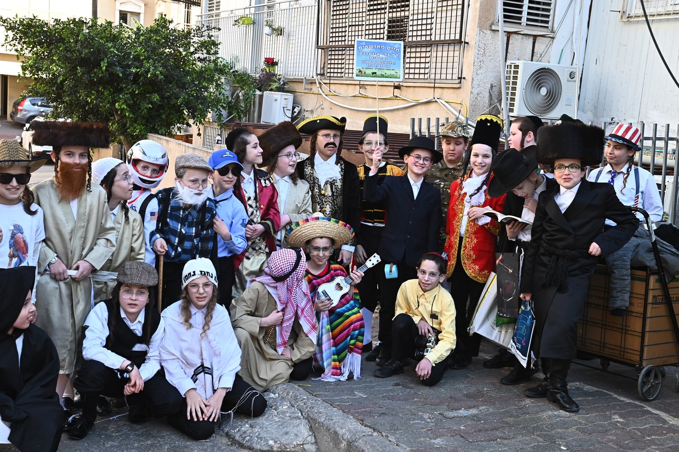 ילדי בעלזא בבני ברק במסיבות פורים