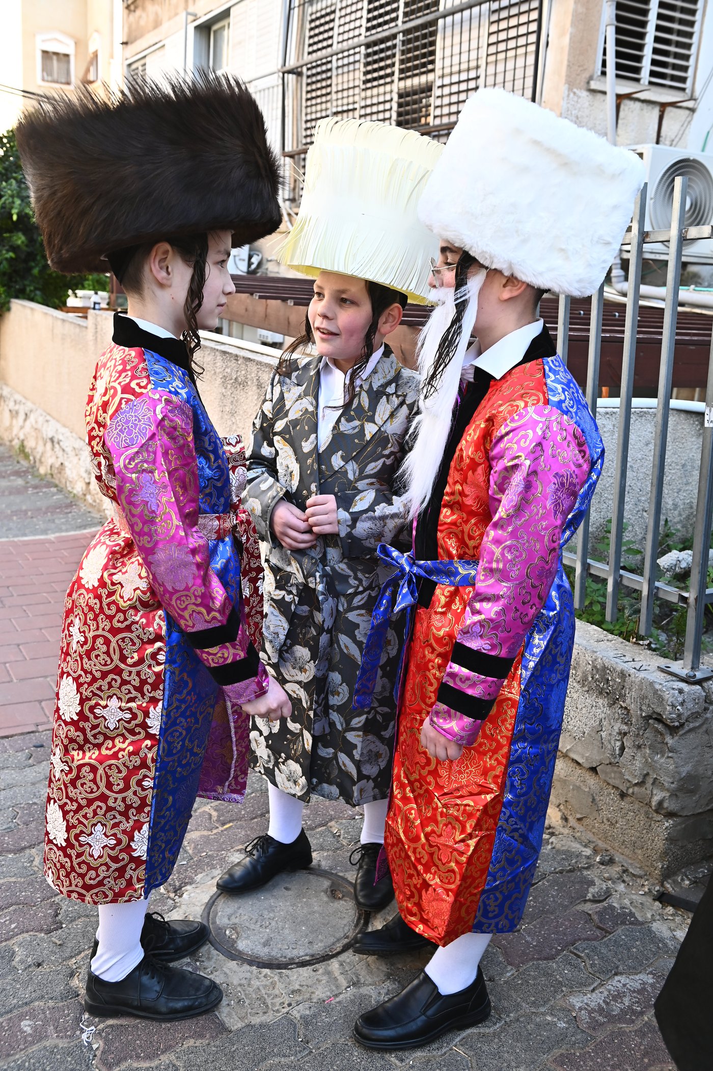 ילדי בעלזא בבני ברק במסיבות פורים