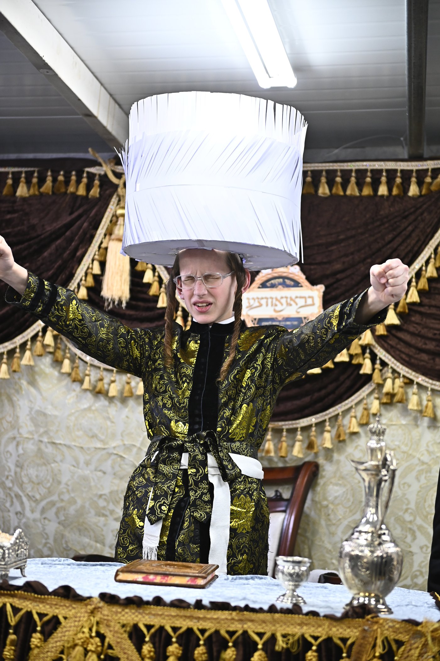 ילדי בעלזא בבני ברק במסיבות פורים