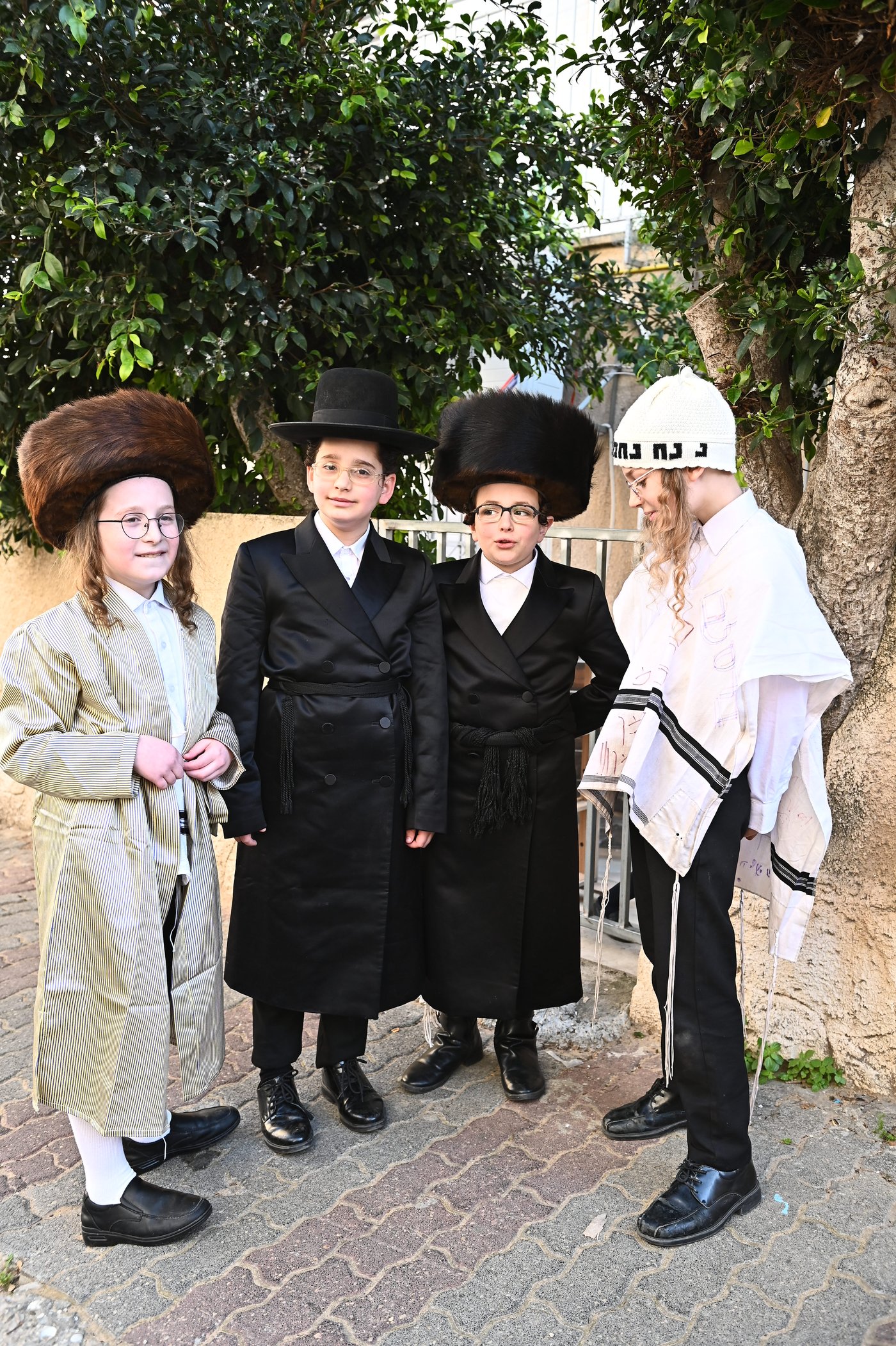 ילדי בעלזא בבני ברק במסיבות פורים