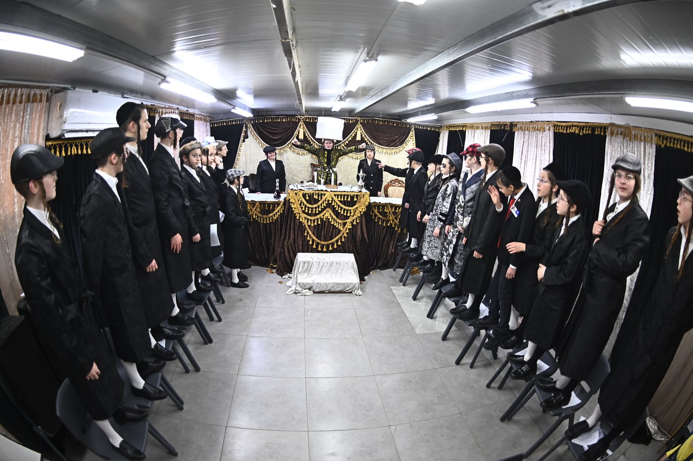 ילדי בעלזא בבני ברק במסיבות פורים