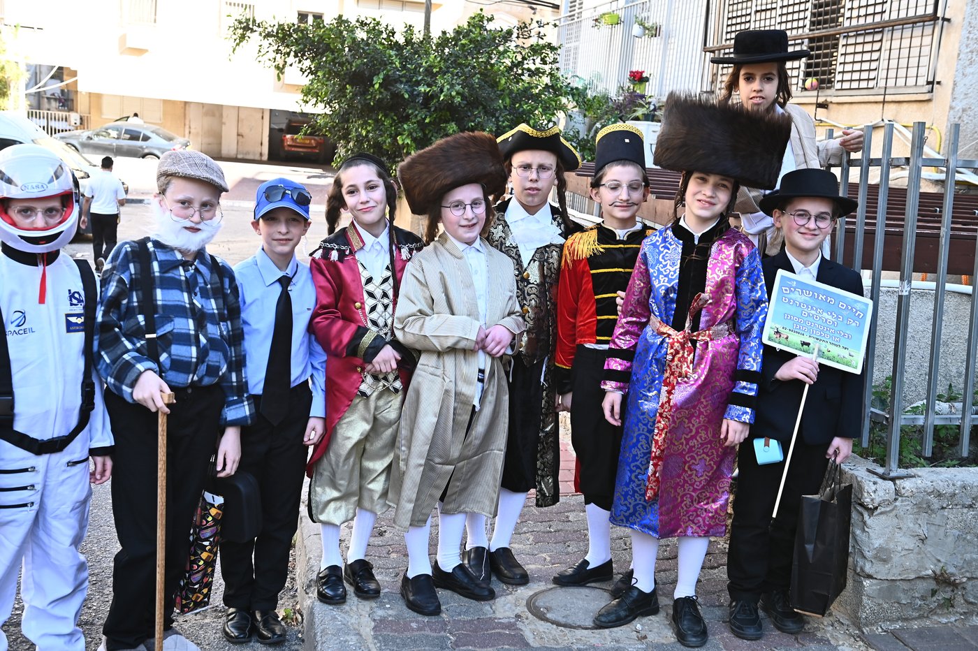 ילדי בעלזא בבני ברק במסיבות פורים