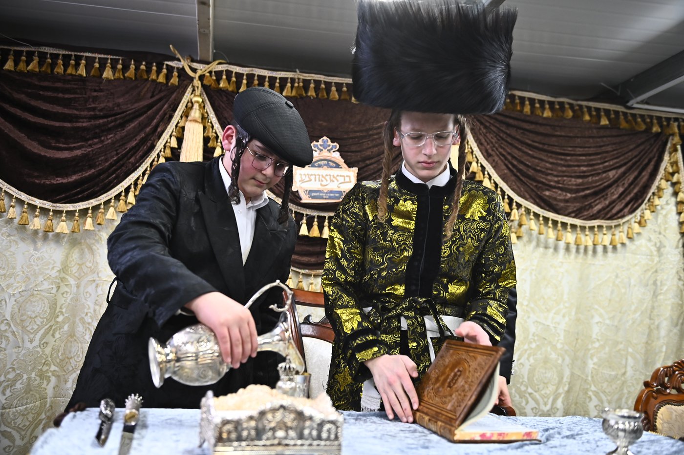 ילדי בעלזא בבני ברק במסיבות פורים