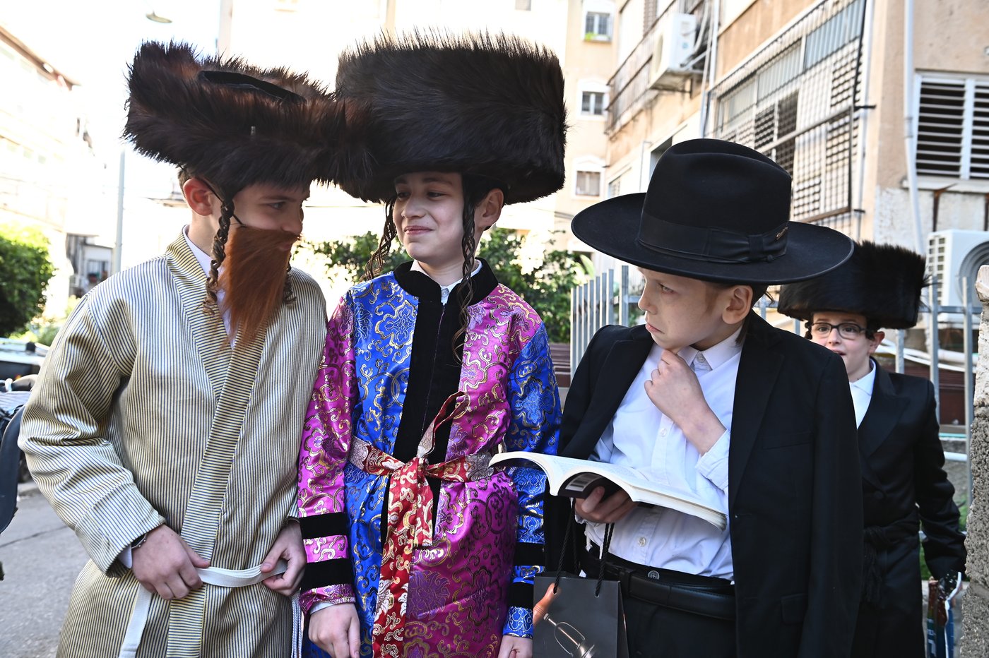 ילדי בעלזא בבני ברק במסיבות פורים