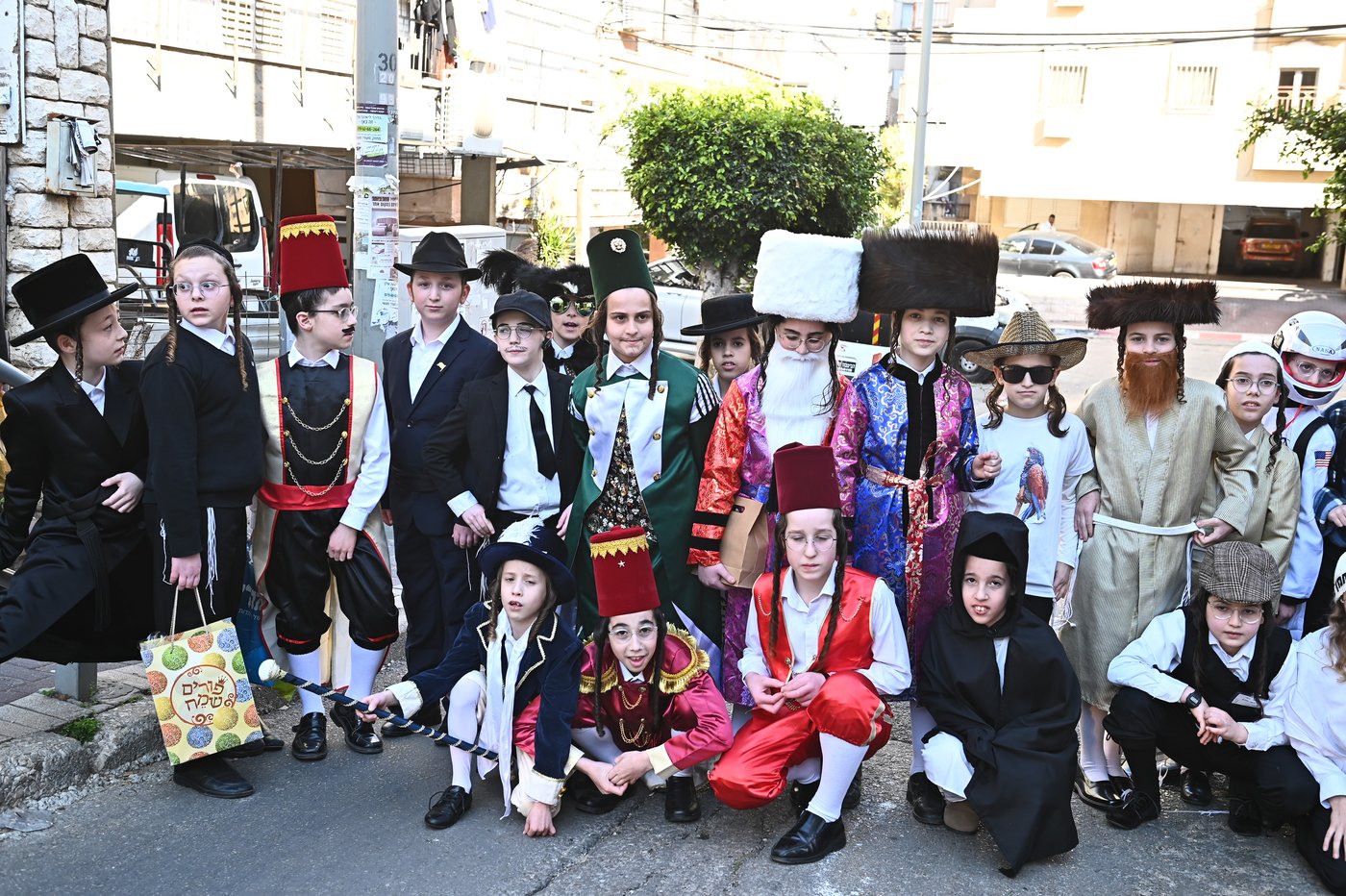 ילדי בעלזא בבני ברק במסיבות פורים