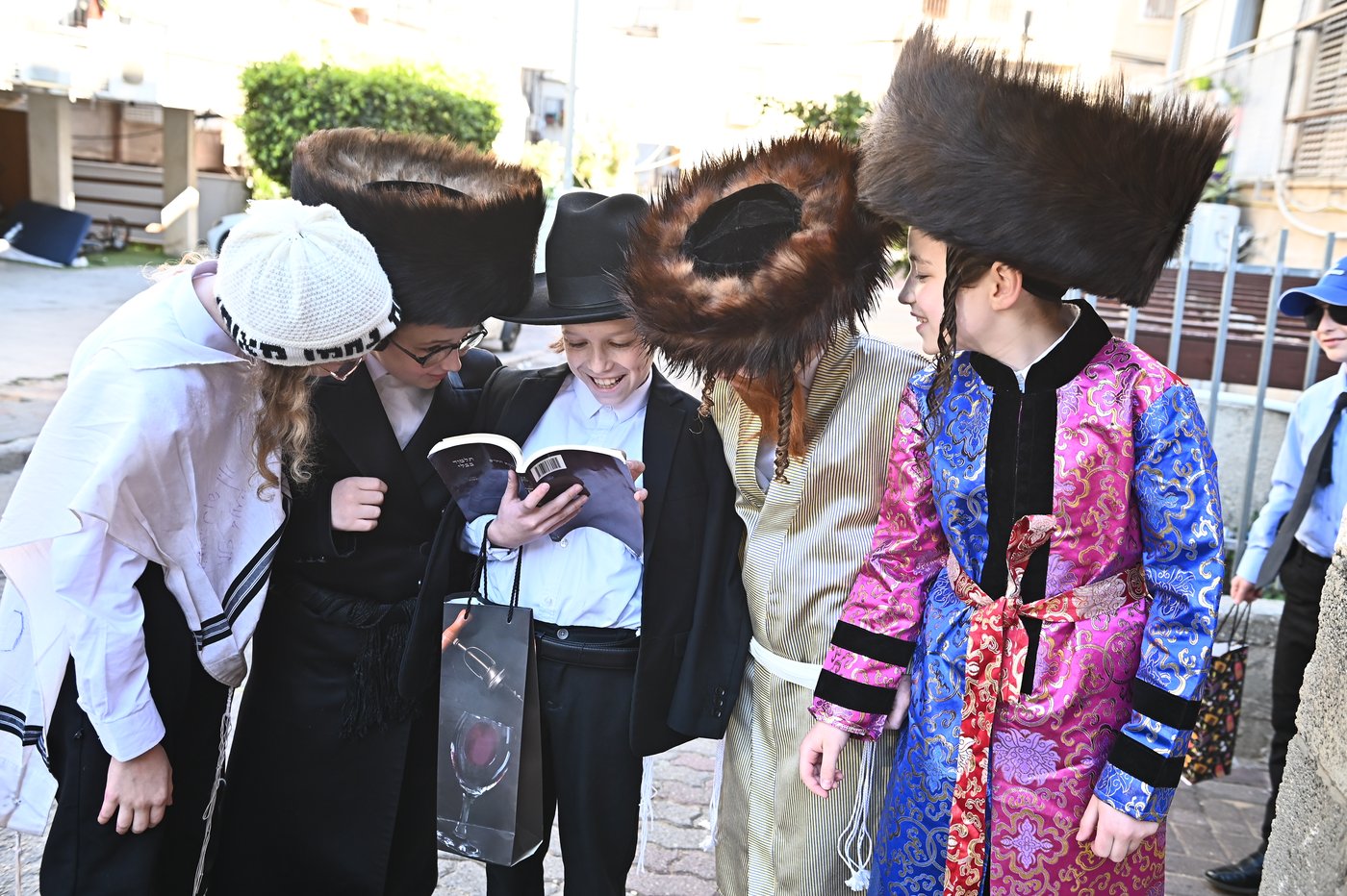ילדי בעלזא בבני ברק במסיבות פורים