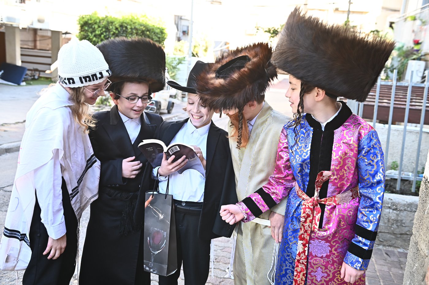 ילדי בעלזא בבני ברק במסיבות פורים