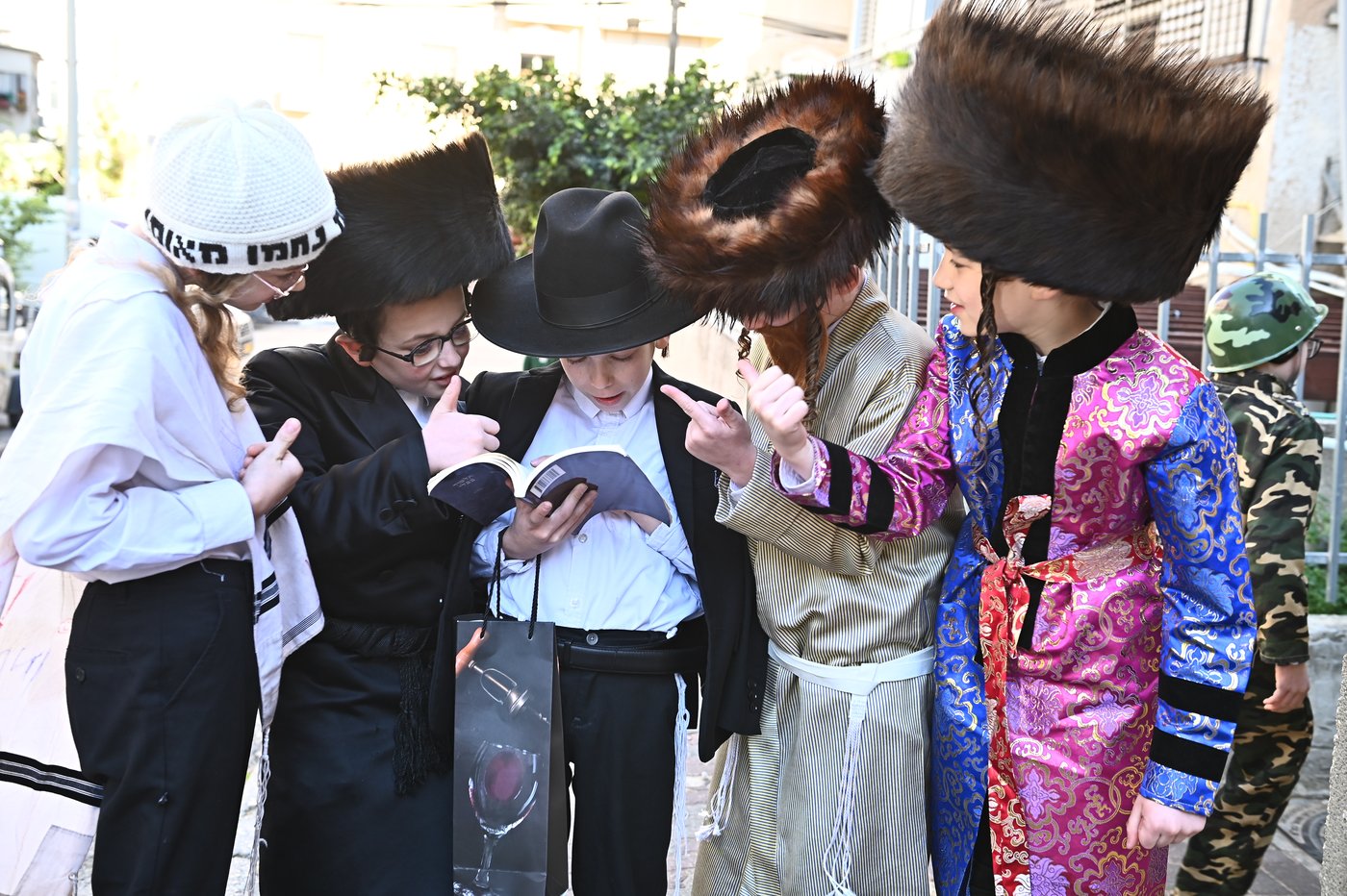 ילדי בעלזא בבני ברק במסיבות פורים