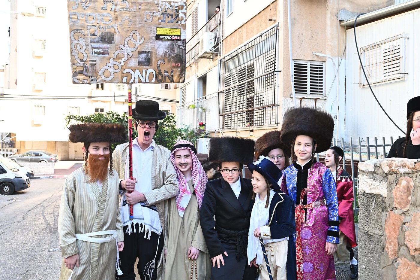 ילדי בעלזא בבני ברק במסיבות פורים