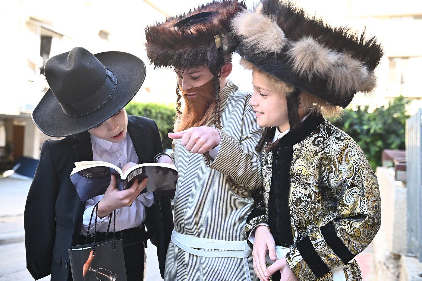 ילדי בעלזא בבני ברק במסיבות פורים