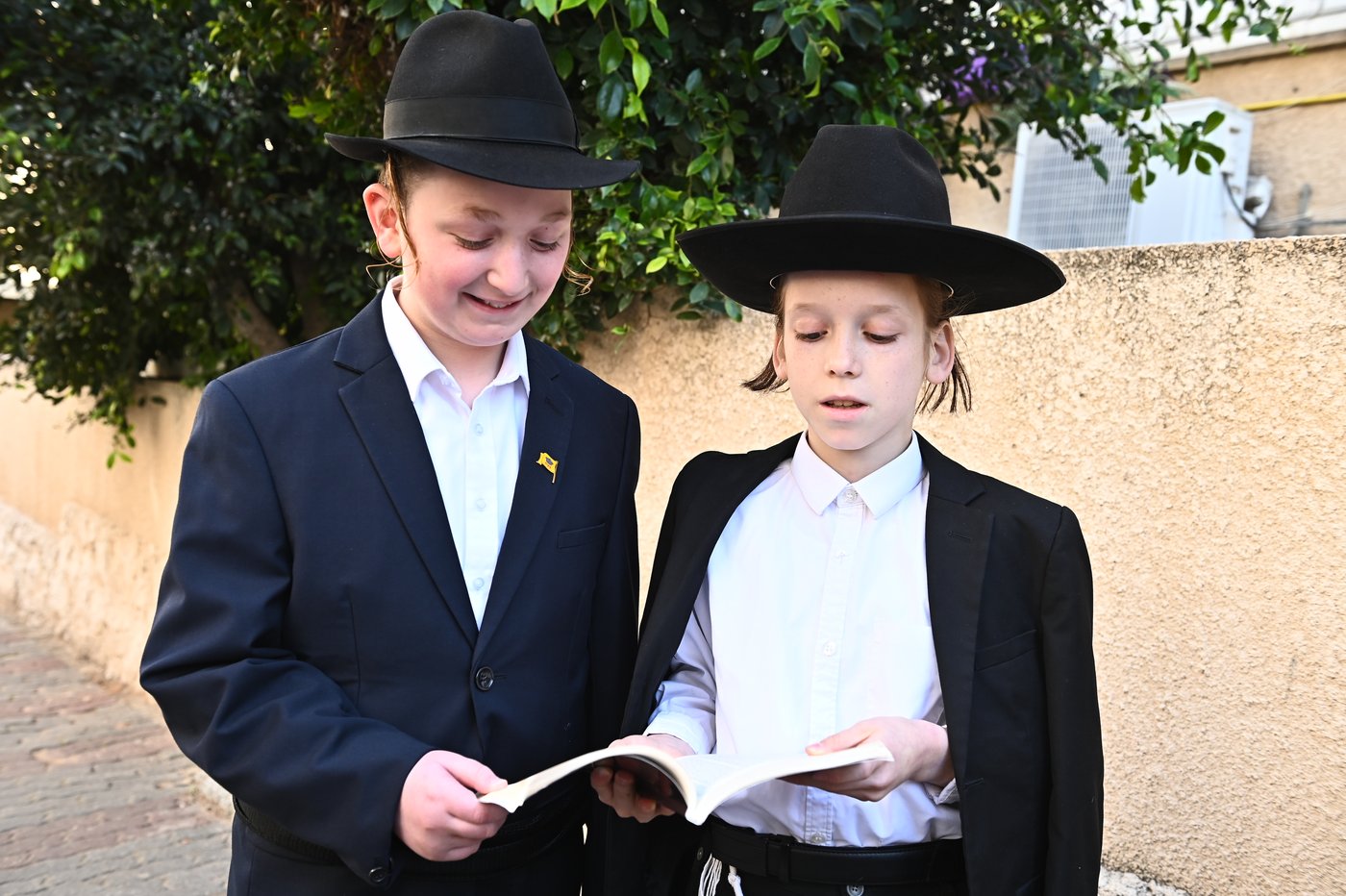 ילדי בעלזא בבני ברק במסיבות פורים