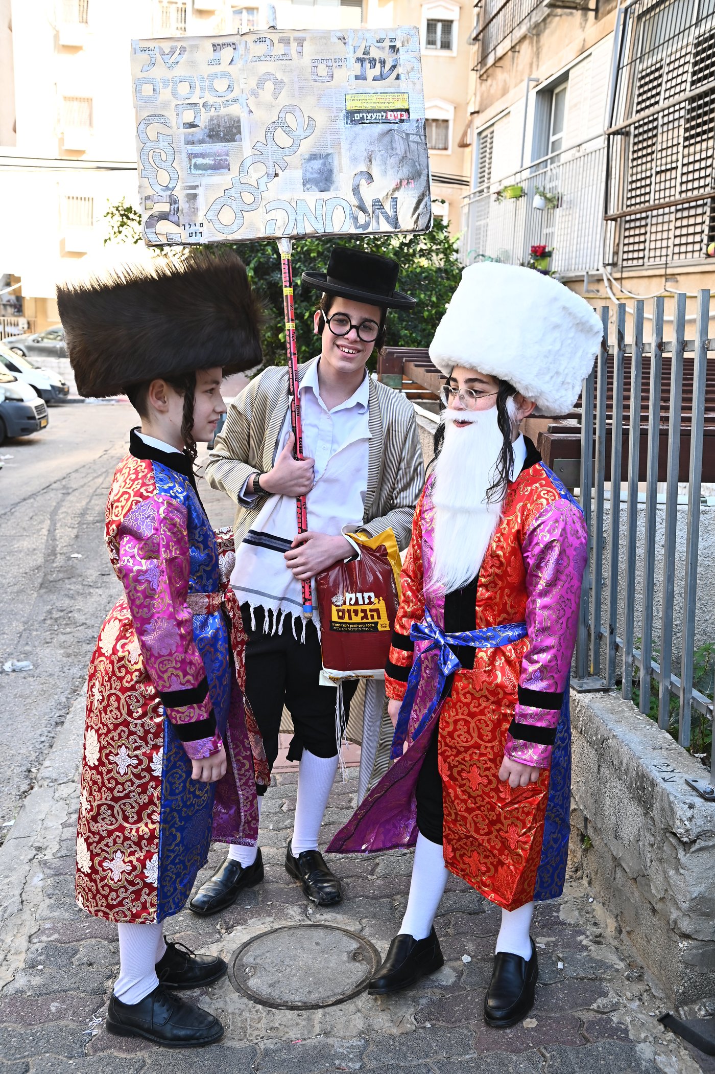 ילדי בעלזא בבני ברק במסיבות פורים