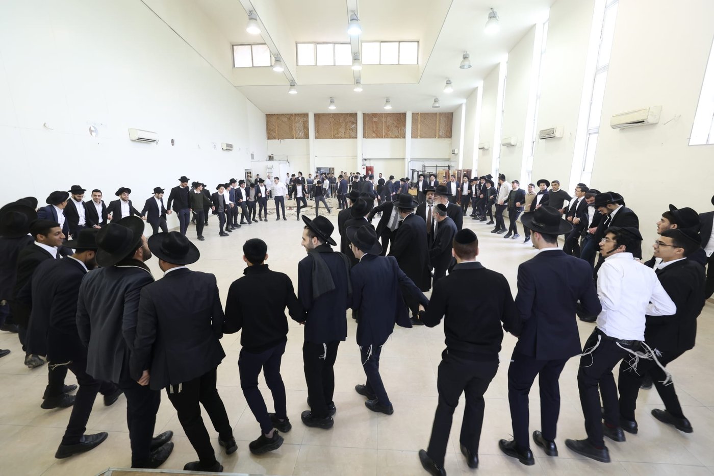 העברת ספרי התורה בישיבת 'באר יצחק – טלזסטון' 