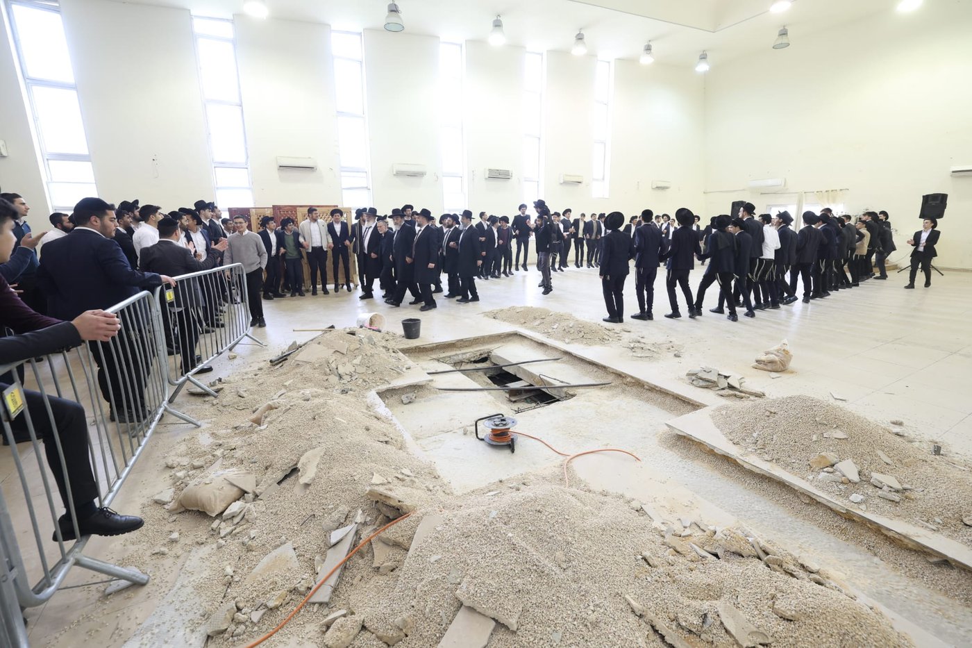 העברת ספרי התורה בישיבת 'באר יצחק – טלזסטון' 